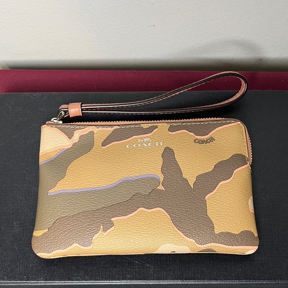 NWOT Coach Corner Zip Wristlet w Multicolor Wild Camo Print Army Girl - Picture 2 of 9